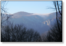 Panorama se deschide larg spre primele abrupturi din muntii Cernei